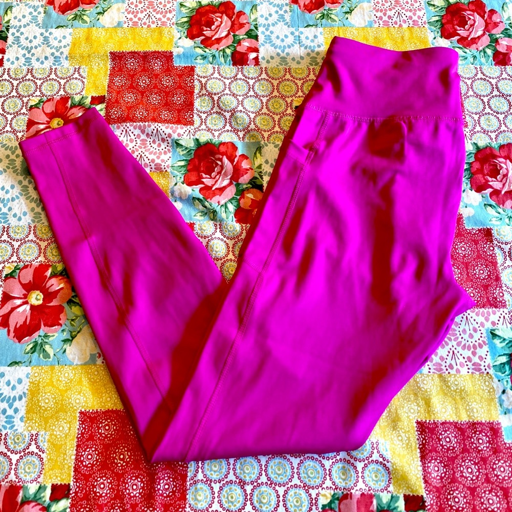 🍀 NWT! Cute Pink Workout Leggings!